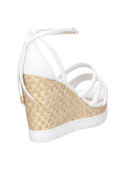 Elegante sandalia de cuero blanco, ideal para un look casual femenino y sofisticado.