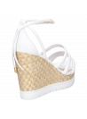 Elegante sandalia de cuero blanco, ideal para un look casual femenino y sofisticado.