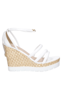 Sandalia blanca de cuero para mujer, estilo casual, con taco cuña de 10.5 cm y punta abierta.