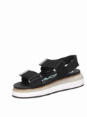 Sandalia negra casual de mujer con tiras elásticas para ajuste perfecto.