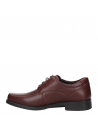 Detalle de la punta cuadrada clásica en zapato de cuero marrón para hombre.