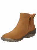 Botín camel de cuero gamuzado para mujer, estilo casual, ideal para aventuras urbanas y al aire libre.