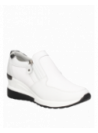 Zapatilla de cuero blanco para mujer, estilo athleisure con cremallera, ideal para paseos o ambientes laborales informales.