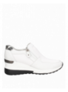 Zapatilla casual de cuero blanco para mujer, perfil bajo y pespuntes. Ideal con poleras holgadas o chaquetas.