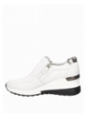 Zapatilla de cuero blanco para mujer, casual, con plataforma discreta y pespuntes visibles. Ideal con jeans o leggings.