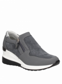 Zapatilla gris de cuero para mujer, casual y deportiva, ideal para un ambiente de trabajo no formal.
