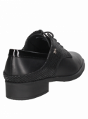 Zapato de cuero negro para mujer, estilo oxford moderno, ideal para atuendos formales relajados.