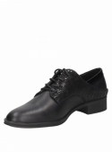 Zapato oxford negro de cuero para mujer, estilo casual, con detalles en relieve y adorno metálico, ideal para reuniones.