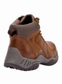 Calzado café casual masculino, diseño robusto con cordones y enganches, perfecto para actividades al aire libre y uso diario.