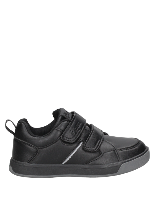 zapatilla negra unisex para niño, diseño sobrio y funcional, perfecta para combinar con jeans o shorts.