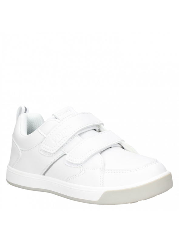 zapatilla negra unisex para niño, diseño sobrio y funcional, perfecta para combinar con jeans o shorts.