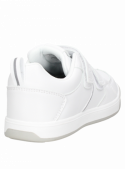 Zapatilla blanca para niño, estilo minimalista y versátil, adecuada para el colegio y paseos urbanos.