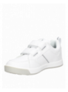 Zapatilla colegial blanca para niño con velcro, diseño moderno y funcional, ideal para uso diario y actividades.