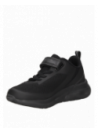 zapatilla negra colegial para niño con diseño moderno y funcional, destacando su ajuste con velcro y cordones elásticos.