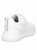 Zapatilla blanca para niño, perfecta para un estilo de vida activo, con lengüeta en el talón para fácil colocación.