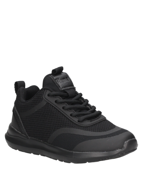 zapatilla negra colegial infantil, con diseño estilizado y elementos discretos, adecuada para un estilo de vida activo.