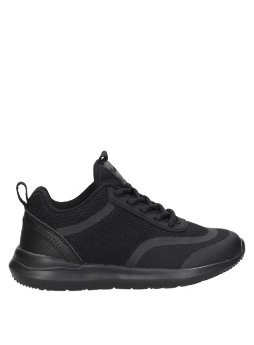 zapatilla negra colegial infantil, con diseño estilizado y elementos discretos, adecuada para un estilo de vida activo.