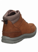 Calzado casual masculino en color café, con zona del tobillo acolchada para mayor comodidad en uso prolongado.