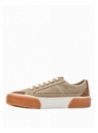 Zapatilla urbana taupe de mujer, perfecta para combinar con jeans o faldas, destacando por su estilo casual y versátil.