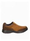 Zapato slip-on café de hombre, cuero gamuzado, diseño robusto y práctico, adecuado para actividades diarias y semiformal.