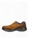 Calzado masculino tipo slip-on en cuero gamuzado café, con costuras decorativas y suela acolchada para mayor comodidad.