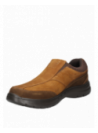 Zapato casual de hombre color café, sin cordones, hecho de cuero gamuzado, ideal para uso diario y ocasiones informales.