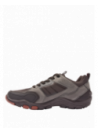 zapatilla taupe casual para hombre que combina con ropa urbana, destacando por su diseño athleisure y cordones funcionales.