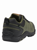 Zapatilla verde masculina, robusta y cómoda, ideal para caminatas y uso diario, con detalles modernos y ajuste seguro.
