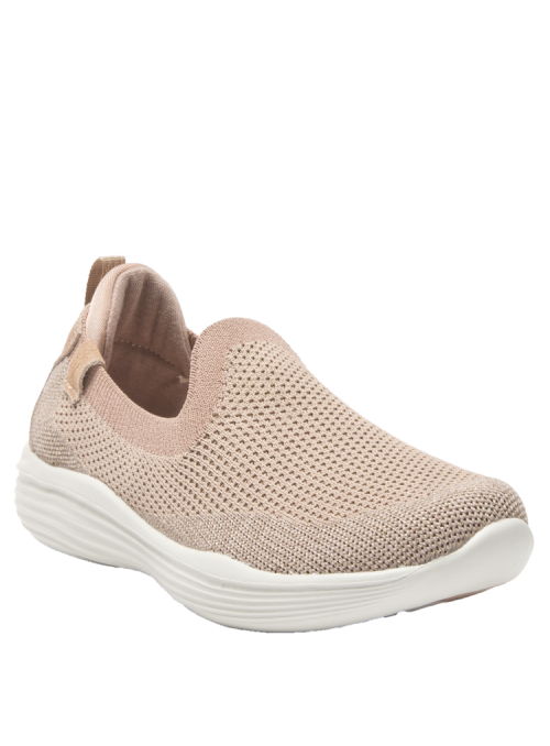 zapatilla taupe femenina con taco plano, mezcla de cuero y textil, perfecta para actividades diarias.