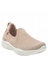 zapatilla taupe femenina con taco plano, mezcla de cuero y textil, perfecta para actividades diarias.