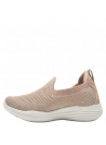 detalle de textura y diseño moderno de zapatilla taupe para mujer, combinación de cuero y textil.
