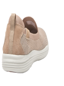 zapatilla casual taupe para mujer con mezcla de cuero y textil, ideal para uso diario urbano.