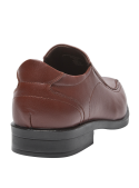 Zapato de vestir chocolate para hombre con punta cuadrada y taco plano.
