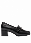Zapato negro de charol tipo mocasín para mujer, con adorno metálico, ideal para ocasiones formales e informales.