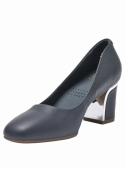 elegante zapato azul de cuero para mujer, con adorno lateral sutil y punta redondeada, perfecto para el entorno laboral.
