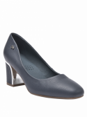 calzado de cuero azul femenino, sofisticado y minimalista, con taco ancho medio que ofrece estabilidad y comodidad.