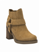 Botín camel de cuero gamuzado con taco bloque de 9 cm y punta redonda.
