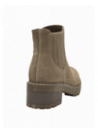 Botín taupe para mujer, cuero gamuzado, estilo chelsea con elástico lateral, ideal para un día casual en la ciudad.