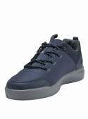 zapatilla urbana azul para hombre con costuras visibles y cordones sencillos, perfecta para actividades cotidianas.