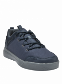 zapatilla azul masculina, líneas limpias y compactas, ideal para combinar con ropa informal como jeans o chinos.