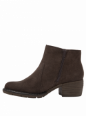Botín marrón de cuero gamuzado para mujer, diseño clásico con detalles discretos, perfecto para diversas ocasiones.