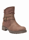 Calzado marrón de mujer, botín casual con cierre de hebilla y remaches metálicos, perfecto para salidas informales.