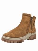 Botín de cuero gamuzado camel para mujer, con cierre lateral metálico, combinando estilo casual y formal.