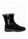 Bota de mujer negra casual de cuero gamuzado con correas ajustables y hebillas metálicas, ideal para clima frío.