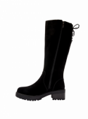 Bota de cuero gamuzado negro para mujer, caña alta sin adornos, combinable con jeans, leggins o vestidos.