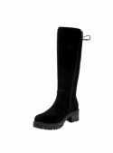 Bota de mujer negra en cuero gamuzado, estilo casual con suela gruesa, adecuada para eventos informales o de trabajo.
