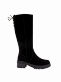 Bota negra de cuero gamuzado para mujer con diseño minimalista y caña alta, ideal para un look casual o semiformal.