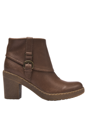 Botín marrón de mujer con hebilla moderna y acabado pulido, combina con jeans o vestidos para un look versátil.