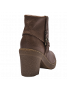 Botín de cuero marrón para mujer con hebilla decorativa, ideal para un estilo casual urbano y chic.