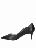 Elegante zapato de vestir negro de cuero para mujer, con escote en V en el empeine, perfecto para un look sofisticado.